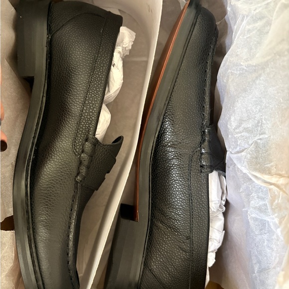 G.H. Bass & Co. Textured Black Leather Loafers size 8.5 women’s - Picture 2 of 5